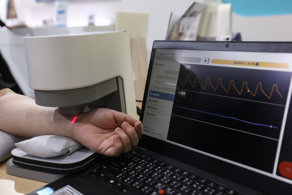 雅博耘康脈象檢測系統透過電腦精準控制升降系統，還原中醫師三指把脈過程的舉、按、尋手法，將脈象感受轉化成數據，未來可結合大數據分析，實現智慧醫療及準確性