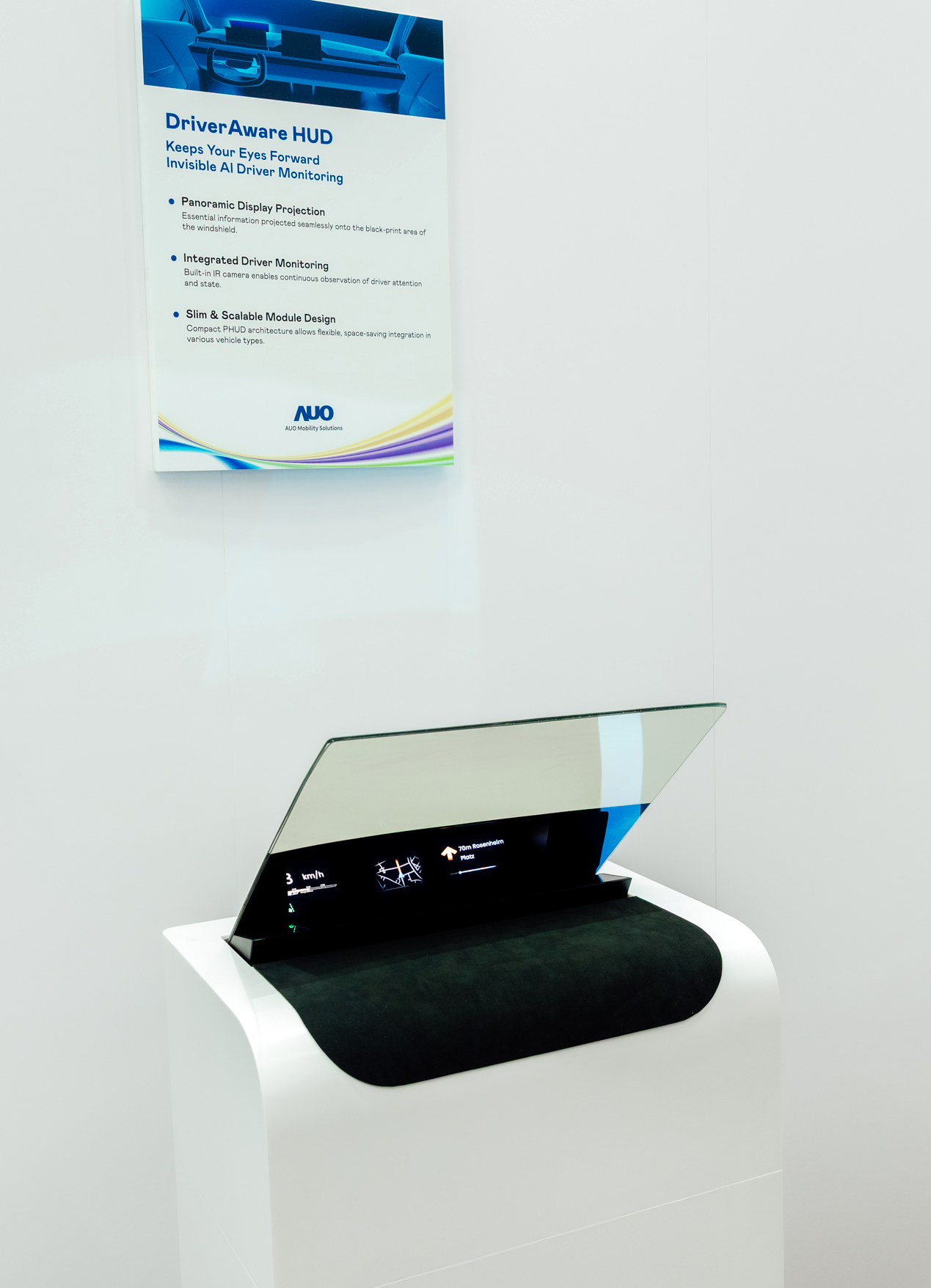 DriverAware HUD结合抬头显示器与隐藏式红外线摄影机，将车速、导航及警示讯息投影于挡风玻璃上，完美对齐驾驶目不离路的视线，同时，透过AI 监控驾驶注意力以提升安全性。